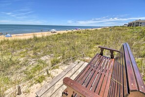 On the beach - Classic Chesapeake Beachside Cottage w/ Porch! (Norfolk)