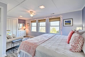 2 bedrooms, iron/ironing board, travel cot, Internet - Classic Chesapeake Beachside Cottage w/ Porch! (Norfolk)