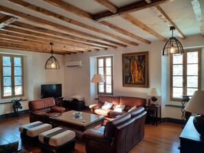 TV, peis, DVD-spiller og bøker