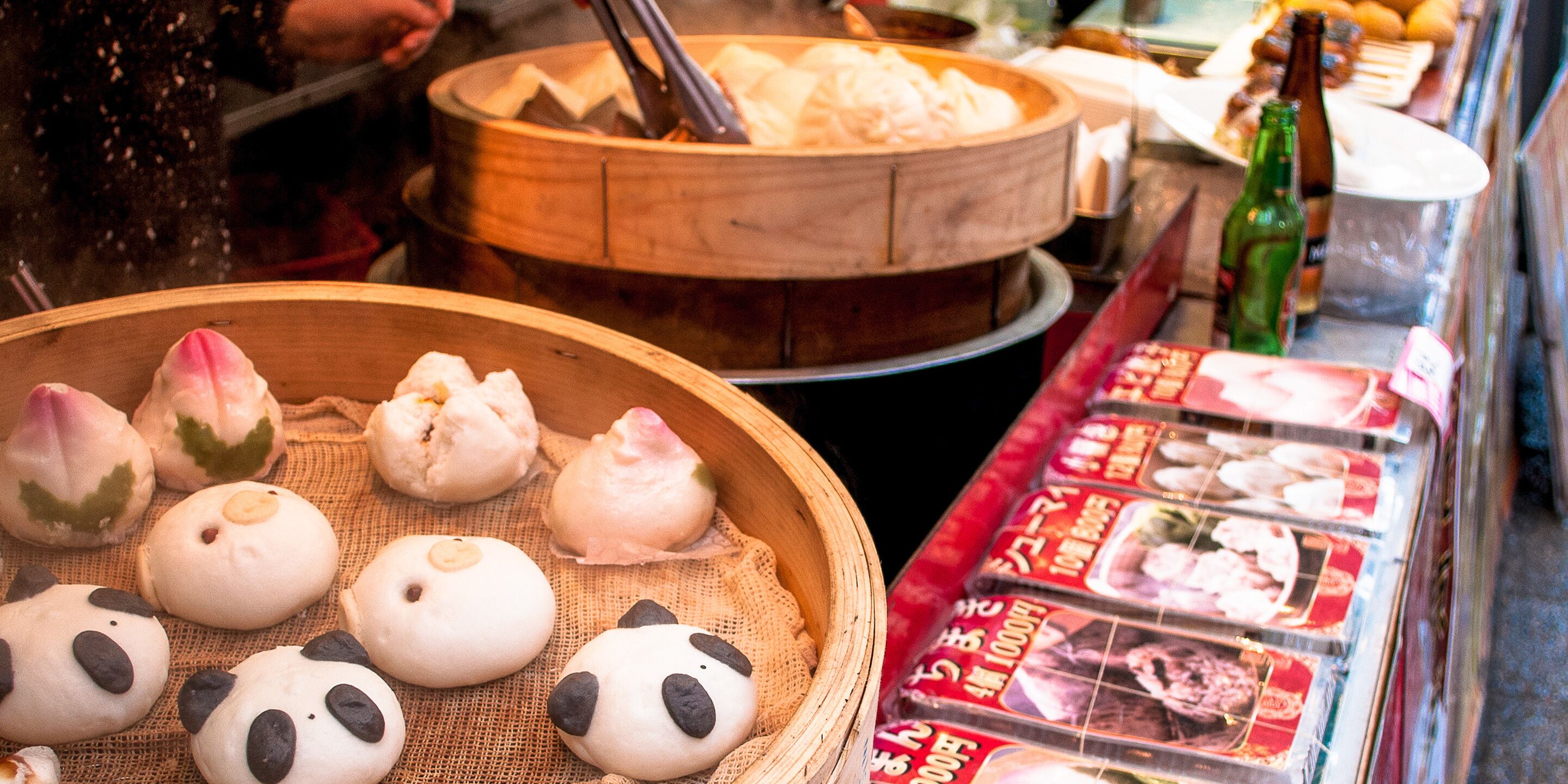 Diversidad de bollos al vapor y una exposición de alimentos envasados.