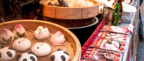 Diversidad de bollos al vapor y una exposición de alimentos envasados.