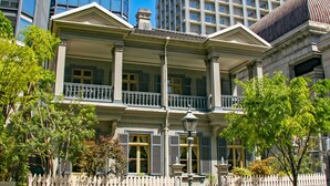 A two-story building with a balcony, columns, and a white picket fence. - HOTEL SUI KOBE SANNOMIYA by ABEST (Kobe)