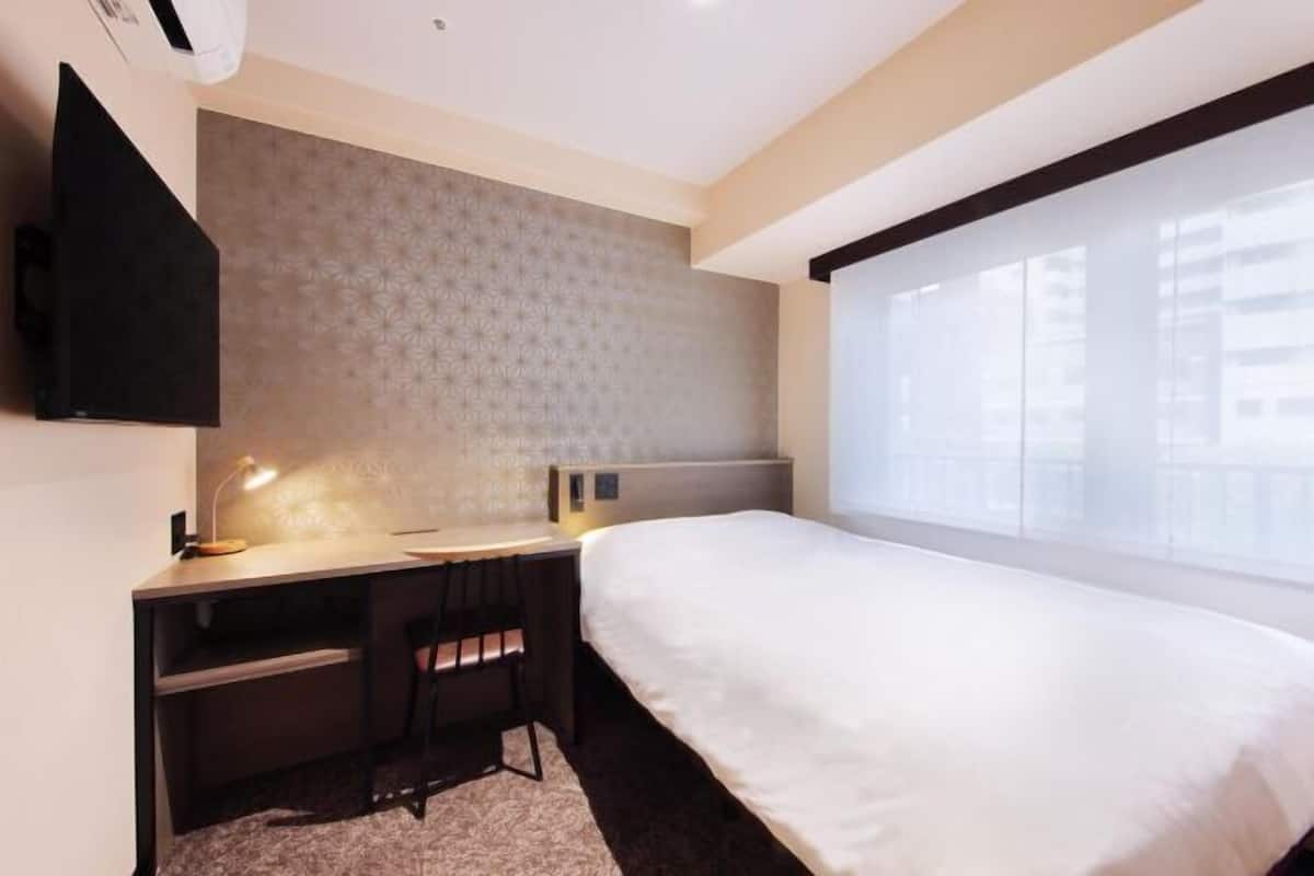 Premium bedding, blackout curtains, iron/ironing board, free WiFi