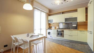 Apartment (1 Bedroom) | Private kitchen | Full-size fridge, microwave, oven, stovetop