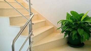 Apartamento (Two Bedroom Apartment with Balcony an) | Escaleras