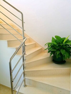 Appartement (Two Bedroom Apartment with Balcony an) | Escalier