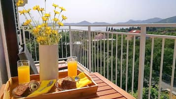 Apartamento (Two Bedroom Apartment with Balcony an) | Balcón