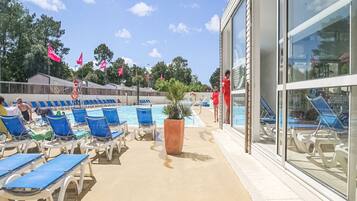 2 piscines couvertes, piscine chauffée, chaises longues