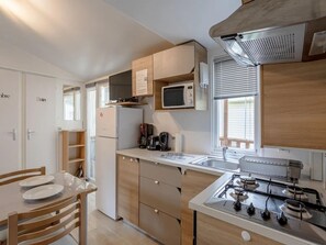Réfrigérateur, four à micro-ondes, un four, surface de cuisson