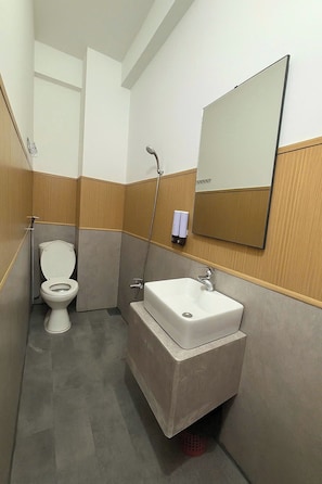 Deluxe Double Room | Bathroom | Shower, free toiletries, hair dryer, slippers - Hoa Anh Anh (Ho Chi Minh City)