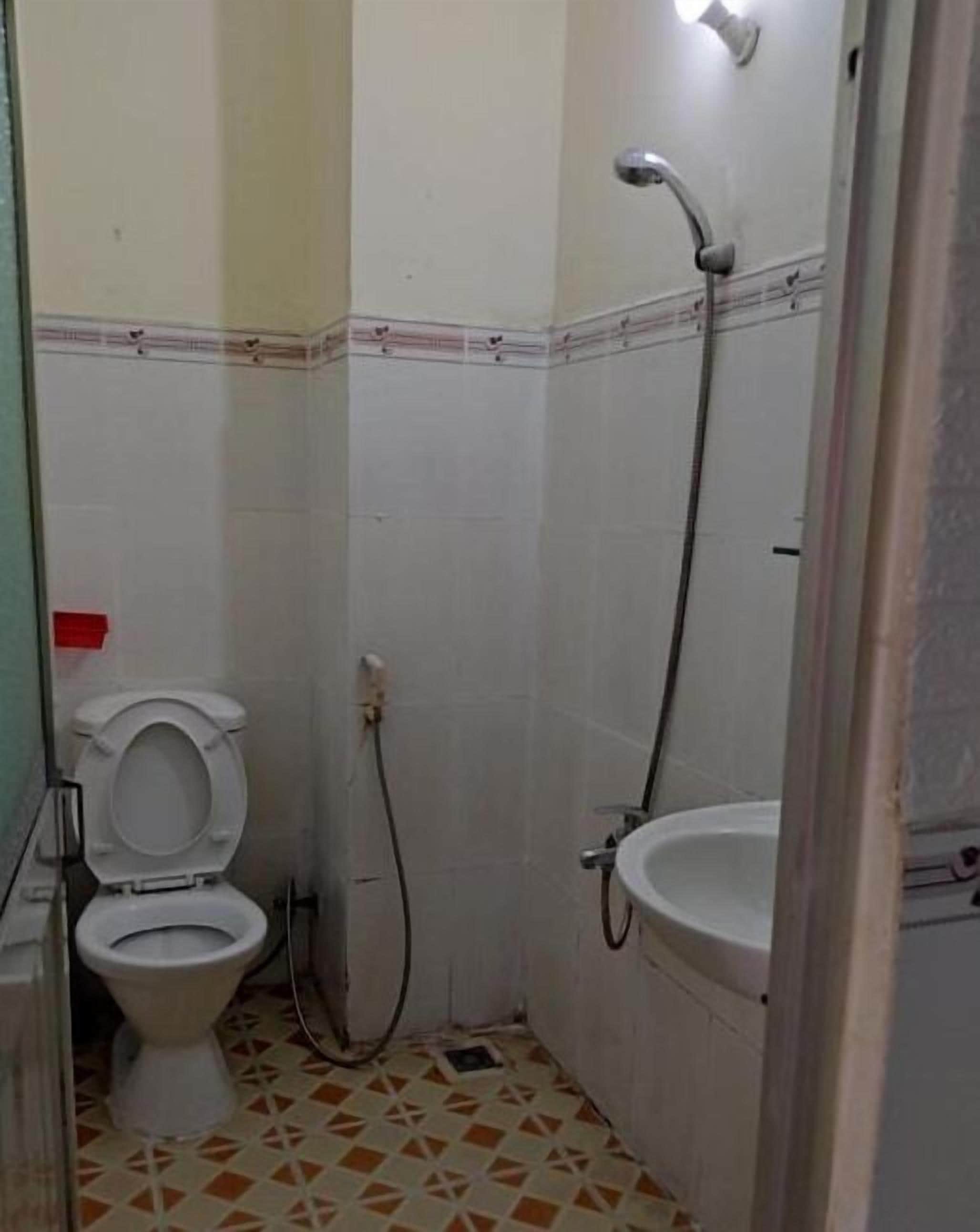 shower, free toiletries, hair dryer, slippers