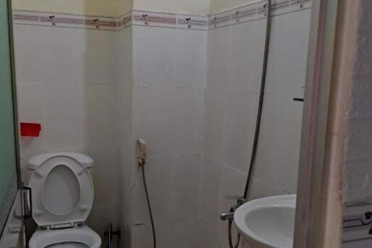 shower, free toiletries, hair dryer, slippers