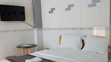 Habitación básica doble | Mobiliario individual, wifi gratis, ropa de cama