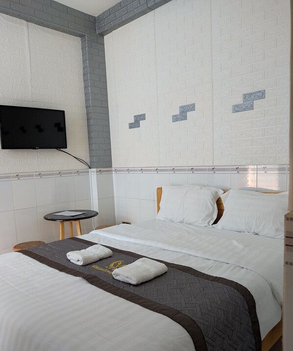 Quarto casal básico | Individualmente mobiliados, Wi-Fi de cortesia, roupa de cama