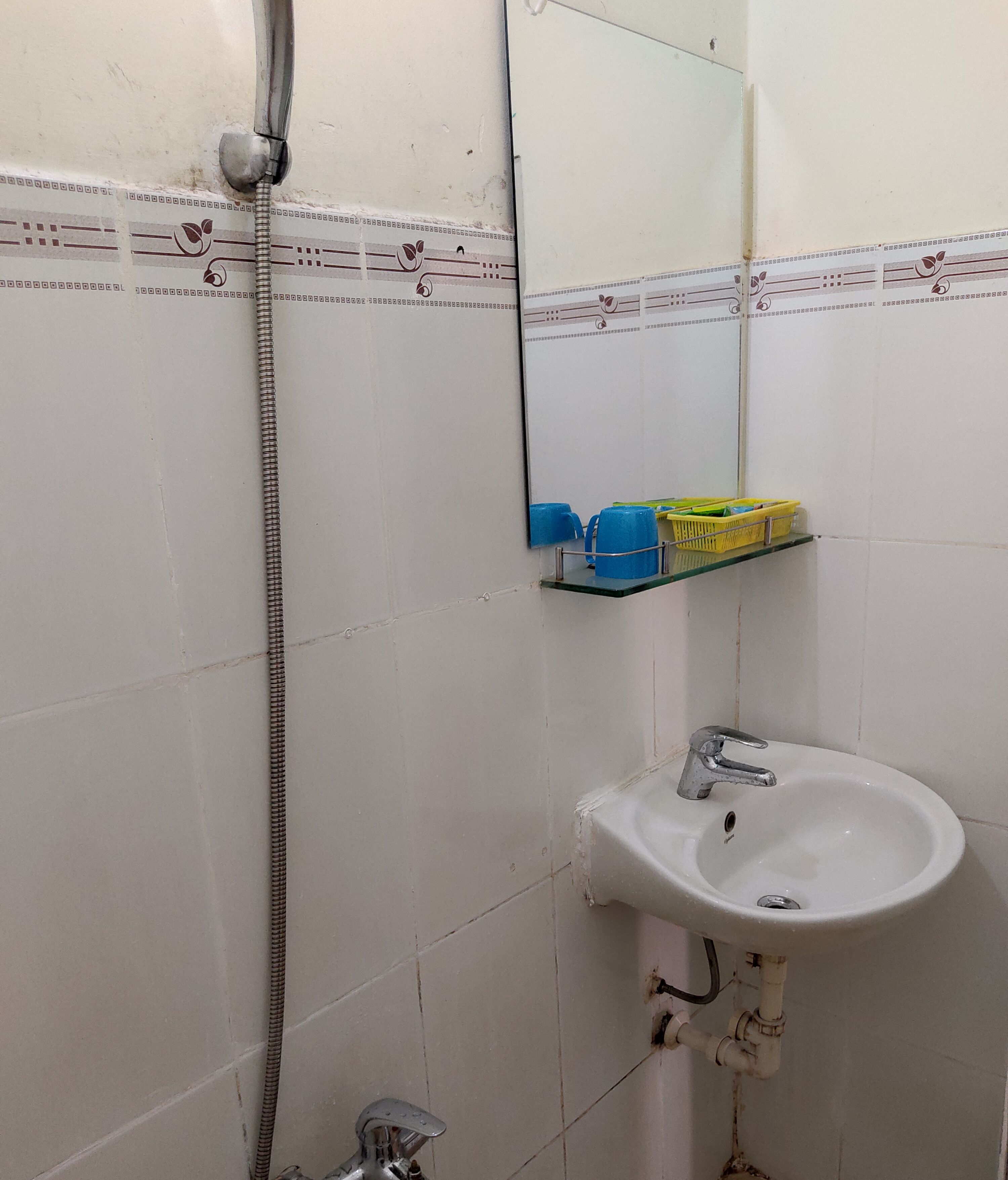 basic double room | bathroom | shower, free toiletries, hair dryer, slippers