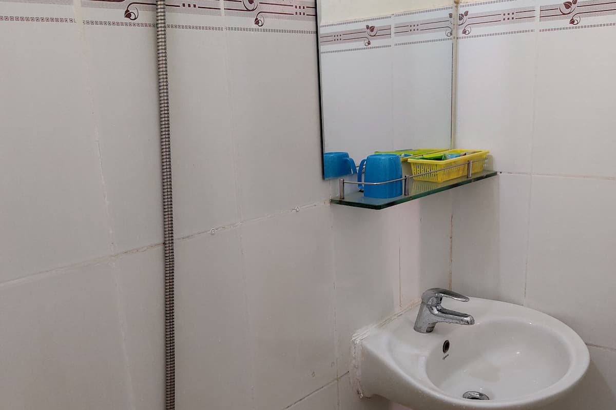 basic double room | bathroom | shower, free toiletries, hair dryer, slippers