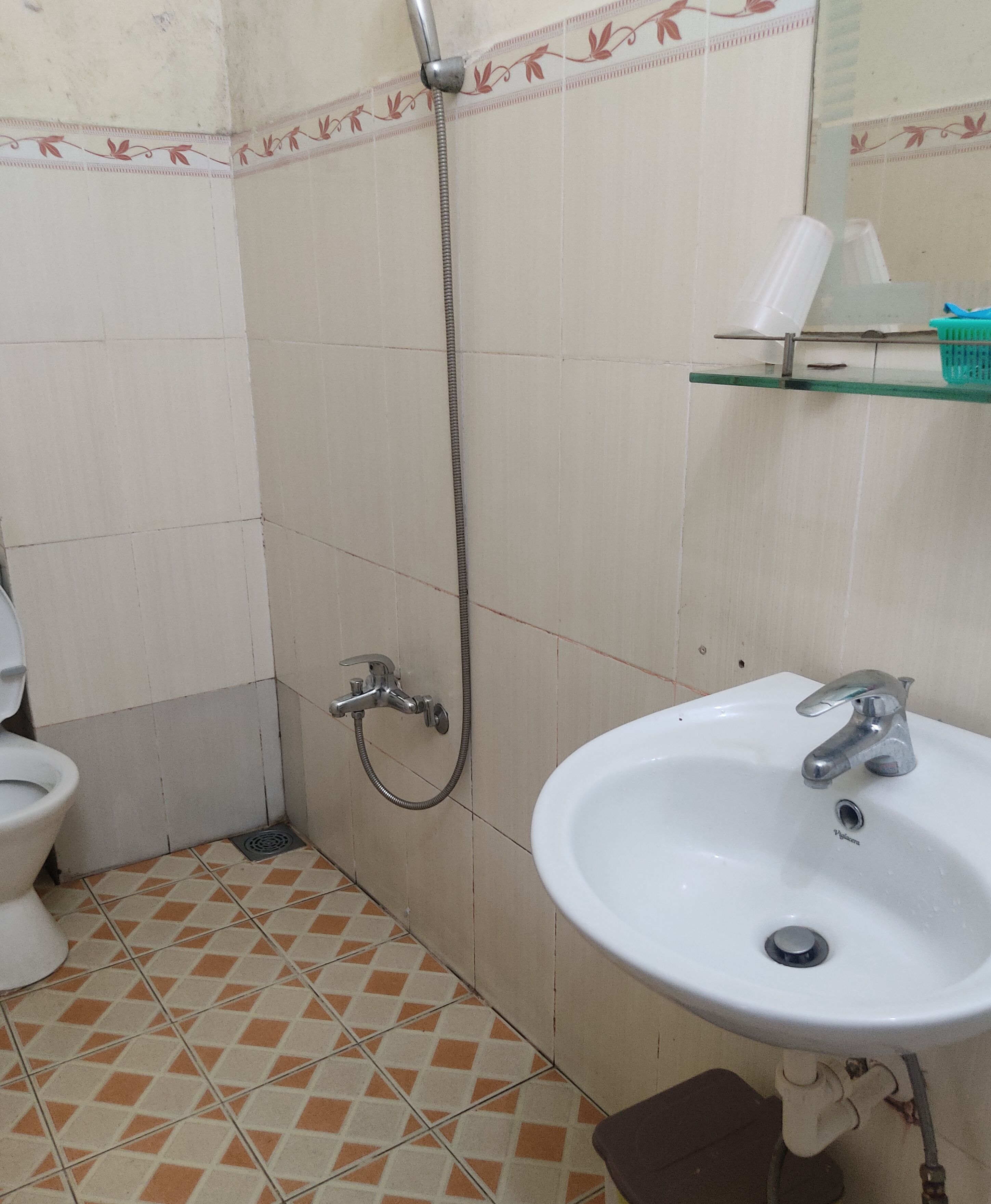 basic triple room | bathroom | shower, free toiletries, hair dryer, slippers