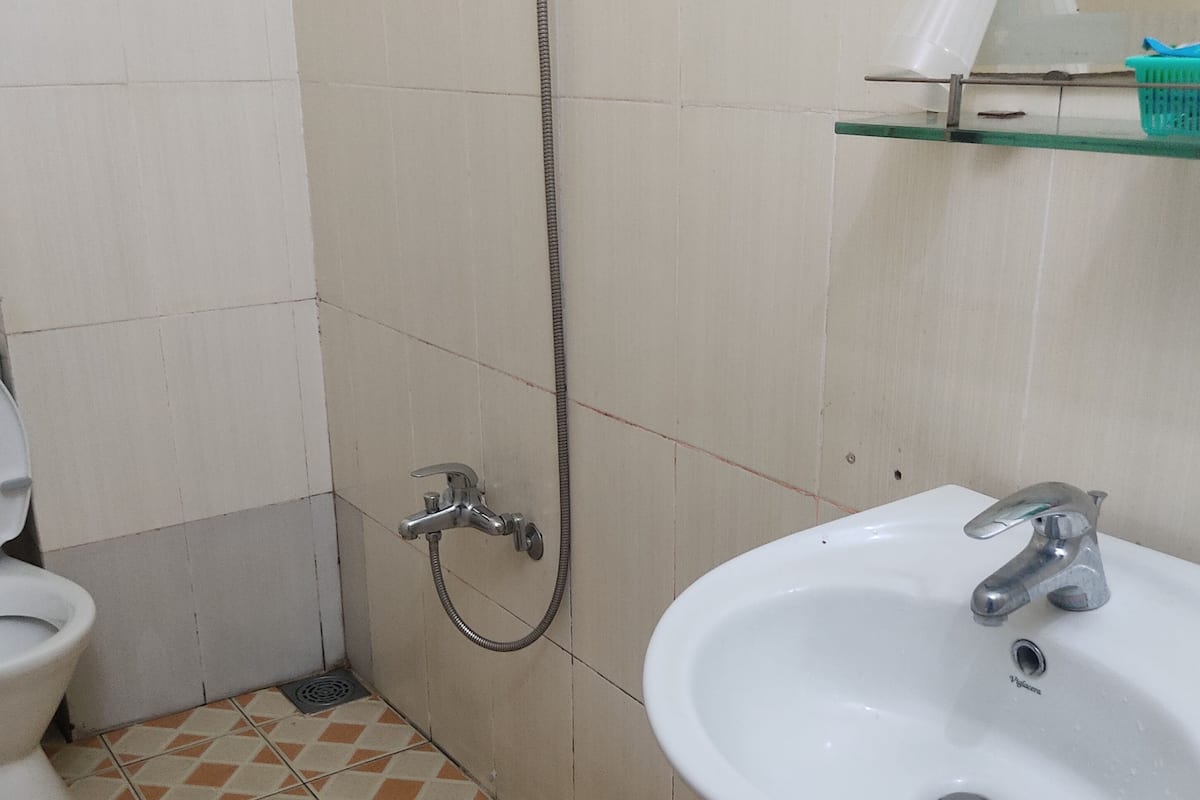 basic triple room | bathroom | shower, free toiletries, hair dryer, slippers