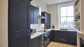 Appartement | Privékeuken | Een koelkast/vriezer, een magnetron, een oven, een kookplaat