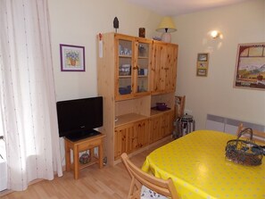 Interior - Luchon Center 1-Bedroom Apartment with South Balcony and Parking - Pets Allowed (Bagnères-de-Luchon)