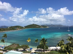 På stranden, solsenger og strandhåndklær