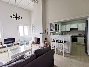 Luxe villa | Woonruimte | Een 32-inch flatscreentelevisie met digitale zenders en een televisie