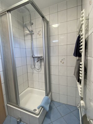 Dusche, Haartrockner, Handtücher, Seife