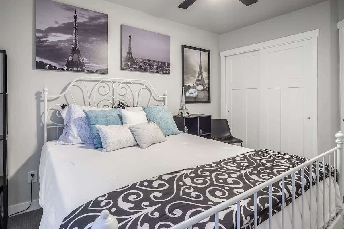 4 bedrooms, iron/ironing board, WiFi, bed sheets