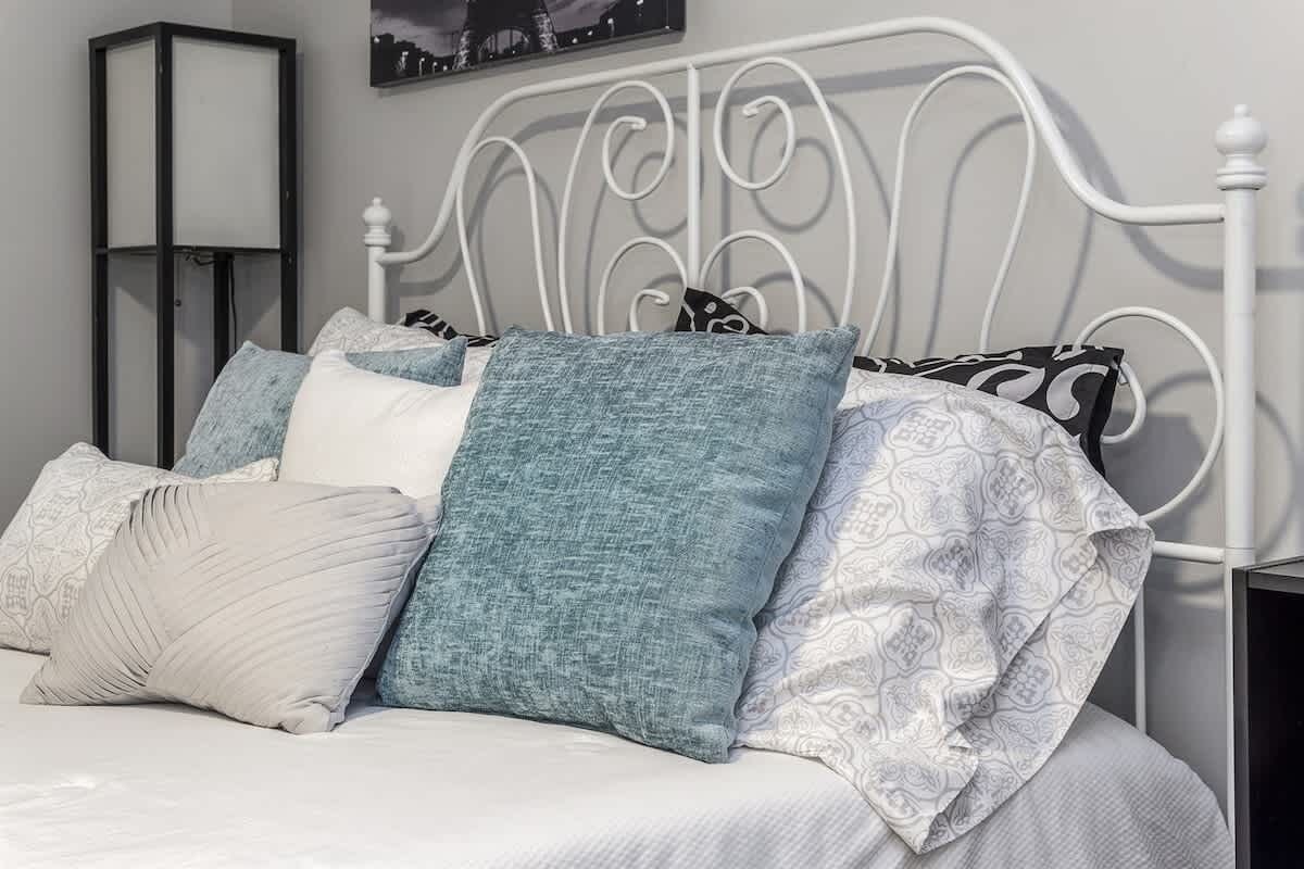4 bedrooms, iron/ironing board, WiFi, bed sheets