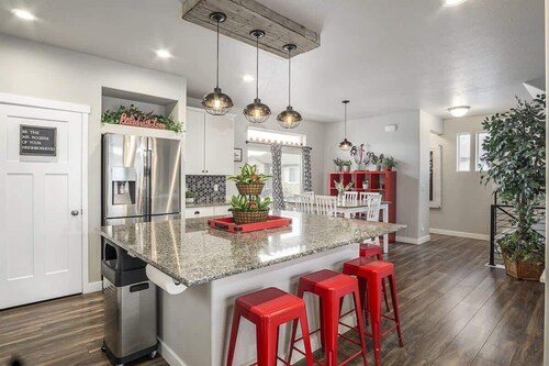 Beautiful 3 Bedroom Private home with easy access