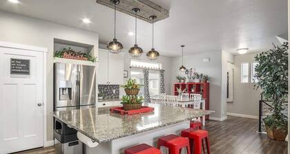 Beautiful 3 Bedroom Private home with easy access