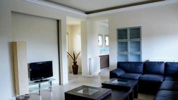 Vila Mewah | Ruang keluarga | Televisi layar datar 32-inci dengan saluran TV digital dan TV