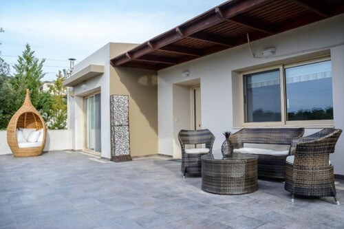 Green Luxury Villa Near The Sea