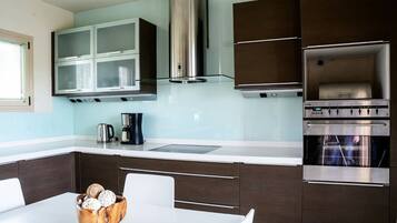 Luxury Villa | Private kitchen | Full-size fridge, oven, dishwasher, coffee/tea maker