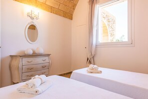 2 dormitorios, tabla de planchar con plancha, cuna de viaje