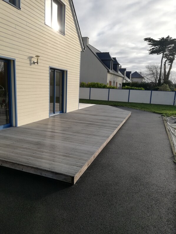 المنطقة المحيطة بالمنشأة