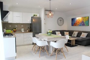 Casa (Three Bedroom Holiday Home with outdo) | Sala de estar | Televisión de pantalla plana