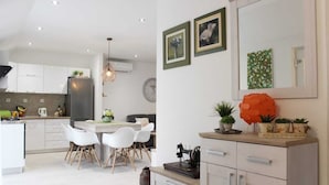 하우스 (Three Bedroom Holiday Home with outdo) | 거실 | 평면 TV