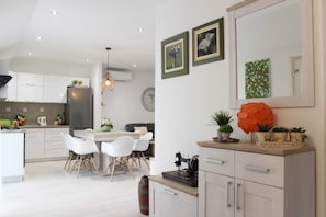 Maison (Three Bedroom Holiday Home with outdo) | Salle de séjour | Télévision à écran plat