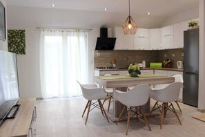 Ferienhaus (Three Bedroom Holiday Home with outdo) | Essbereich im Zimmer