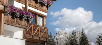 Studio Apartment “Ciasa ai Pini 210” near Ski Lifts with Mountain View & Sauna