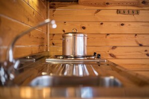 Kühlschrank, Herdplatte, Wasserkocher mit Kaffee-/Teezubehör