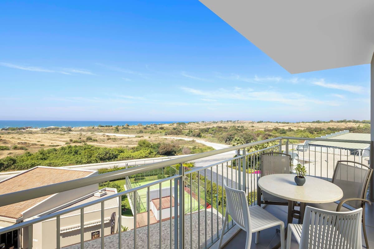 1 bedroom, premium bedding, minibar, in-room safe