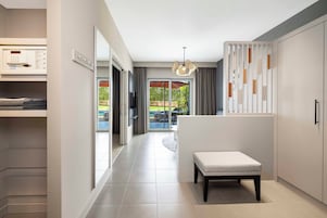 Ropa de cama de alta calidad, minibar, caja fuerte