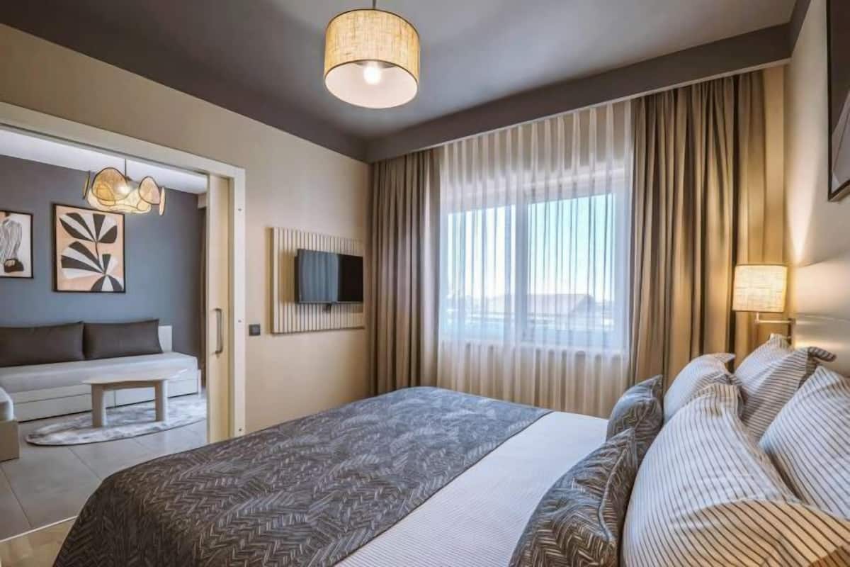 Roupas de cama premium, frigobar, cofres nos quartos, escrivaninha