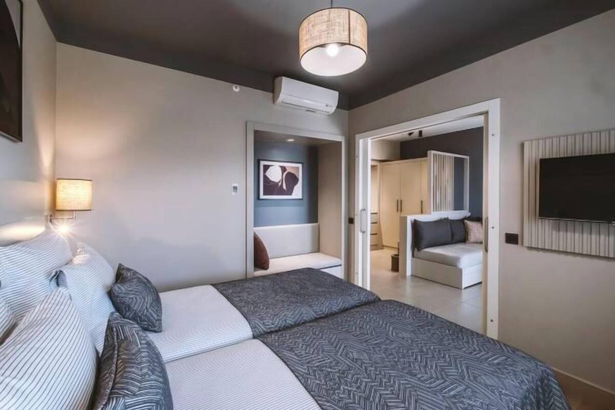 Roupas de cama premium, frigobar, cofres nos quartos, escrivaninha