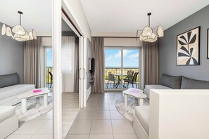 2 Bedroom Deluxe Suite | 高級寢具、迷你吧、客房內保險箱、獨特裝潢