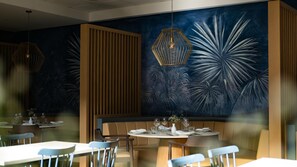 3 restaurantes; se sirve desayuno, almuerzo, cena y brunch