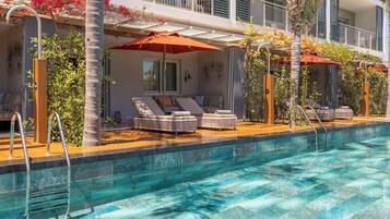 Deluxe Suite Swim Up | Premium bedding, minibar, in-room safe, desk