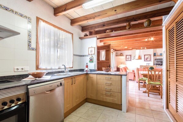 Frigorífic, microones, forn i placa de cuina 